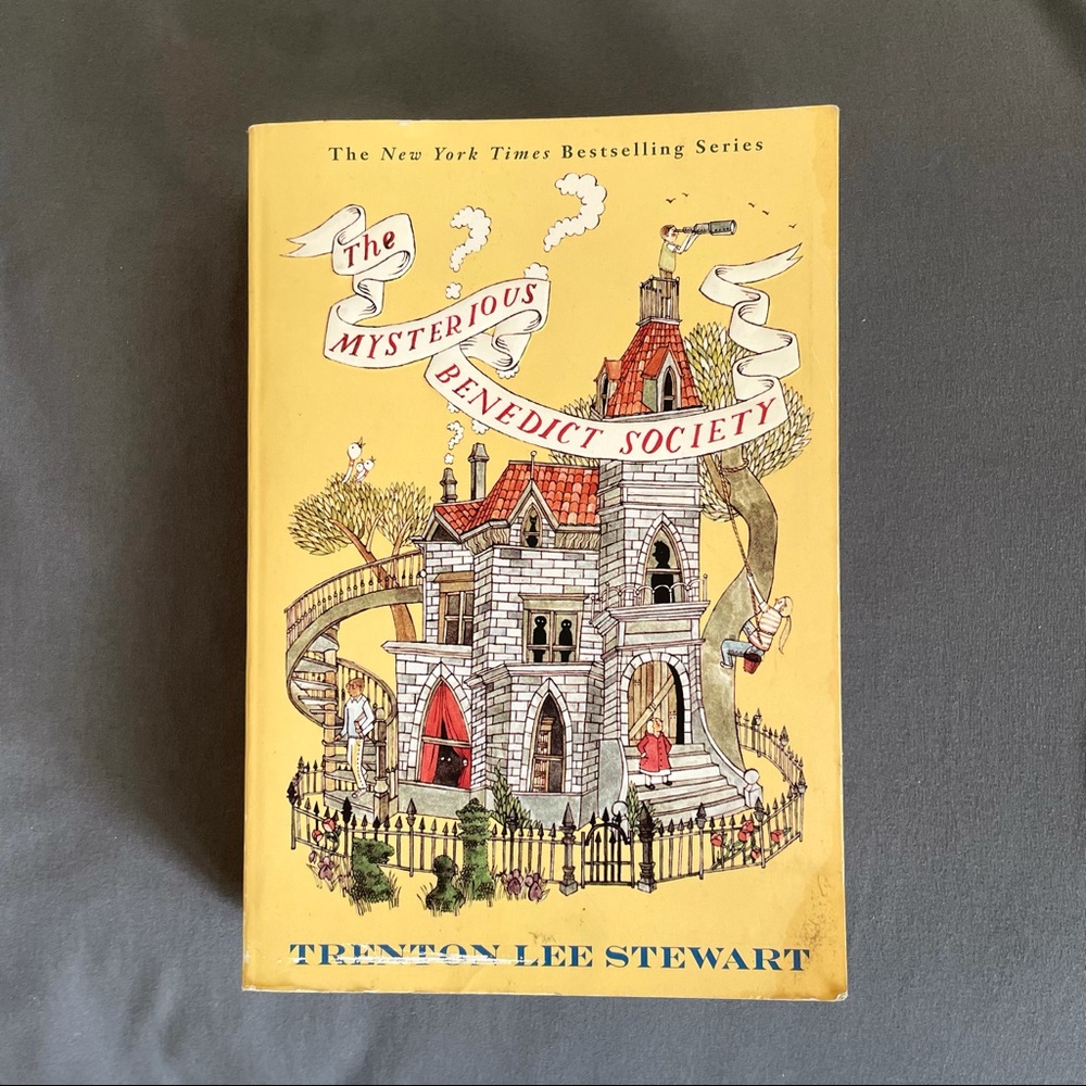 "THE MYSTERIOUS BENEDICT SOCIETY" PAPERBACK BOOK BY TRENTON LEE STEWART.